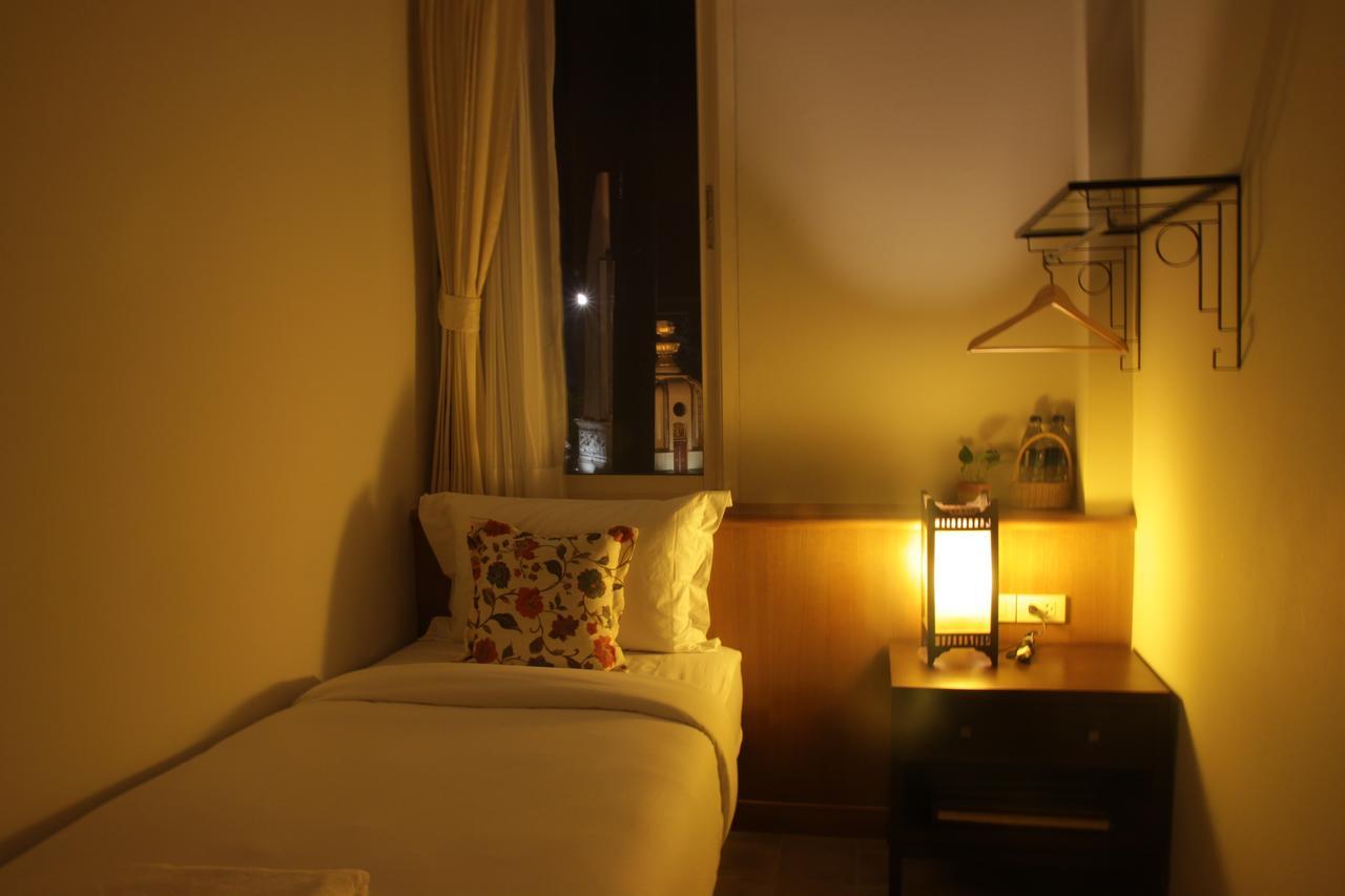 Baan Dinso Hostel@Ratchadamnoen Bangkok Bagian luar foto
