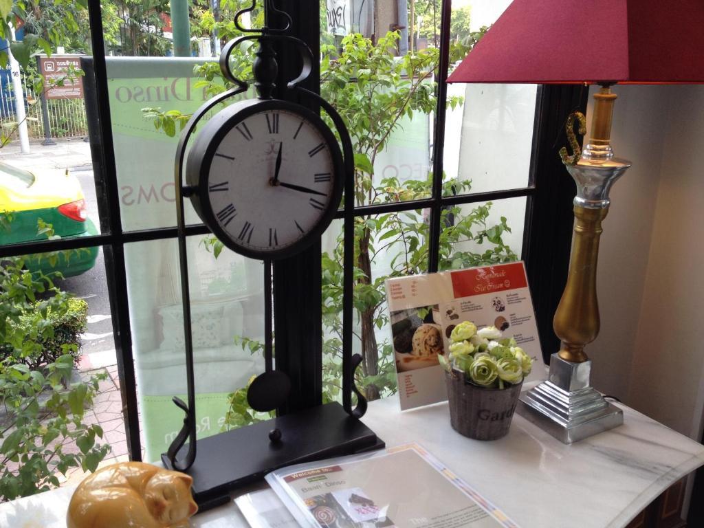 Baan Dinso Hostel@Ratchadamnoen Bangkok Bagian luar foto